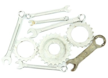 metal cogwheels ve siyah izole somun anahtarları