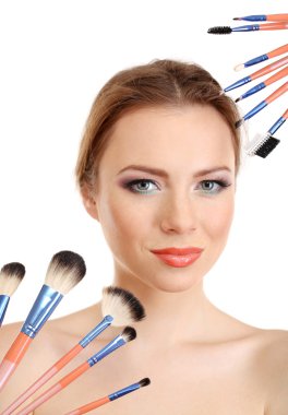 Makyaj fırçaları, üzerinde beyaz izole ile güzel bir kadın portresi