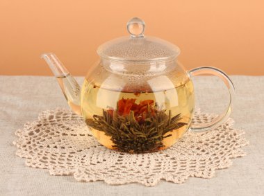 masaya renk background.process çayı üzerinde cam demlik çiçekli egzotik yeşil çay