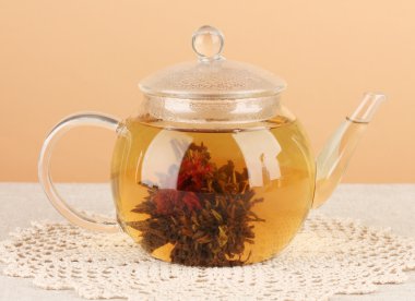 masaya renk background.process çayı üzerinde cam demlik çiçekli egzotik yeşil çay