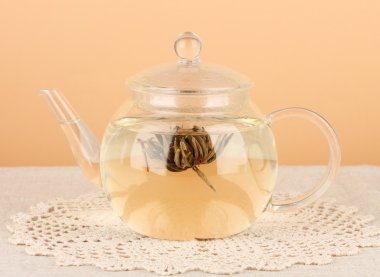 masaya renk background.process çayı üzerinde cam demlik çiçekli egzotik yeşil çay