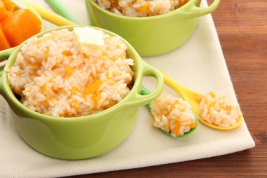 Tat pirinç lapası kabak ahşap arka plan üzerinde tencere ile