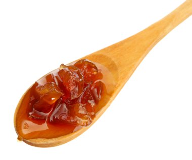 tahta kaşık, üzerinde beyaz izole lezzetli ev yapımı reçel