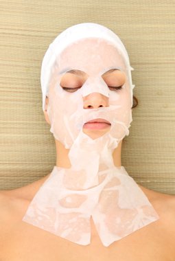 Bayan kumaş bambu hasır arka plan üzerinde yüz maskesi