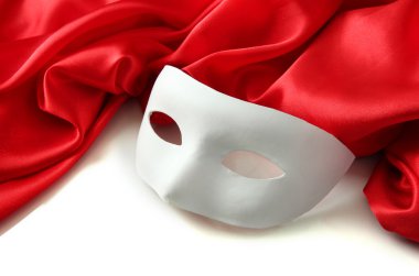 Beyaz maske ve üzerinde beyaz izole kırmızı ipek kumaş