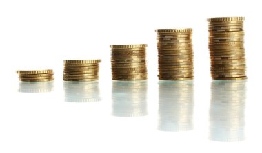 birçok para çıktı sütunları üzerinde beyaz izole