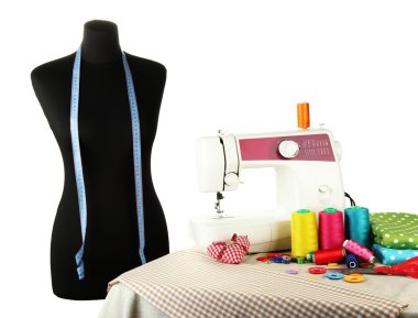 dikiş makinesi, kukla ve üzerinde beyaz izole diğer dikiş ekipman