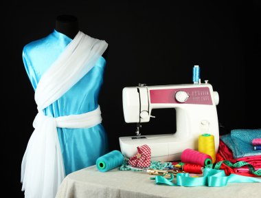 dikiş makinesi, kukla ve siyah izole diğer dikiş ekipman