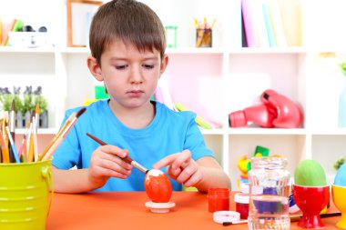 sevimli küçük çocuk yumurta boyama