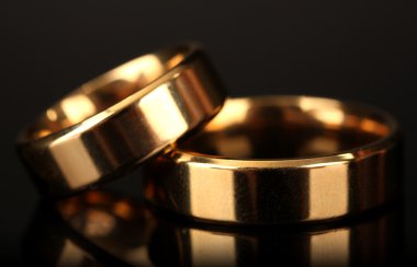 Alyans üzerine siyah izole