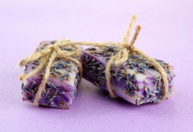 Mor zemin üzerine doğal el yapımı Sabun