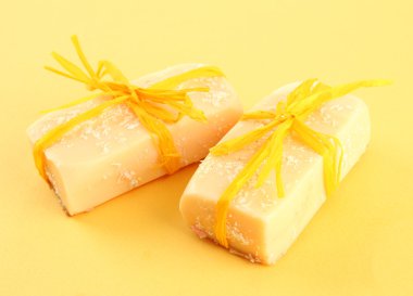 doğal el yapımı Sabun, Sarı zemin üzerine