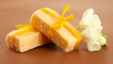 kahverengi zemin üzerinde doğal el yapımı Sabun