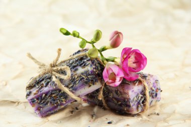 bej renkli arka plan üzerinde doğal el yapımı Sabun