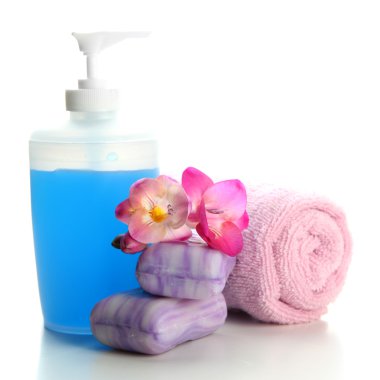 şişe, sabun ve havlu, beyaz izole