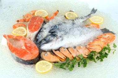 buz üstünde taze deniz ürünleri