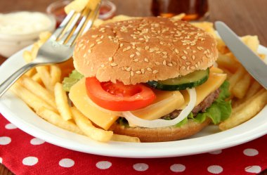 parlak zemin üzerine kızarmış patates ile lezzetli peynirli burger