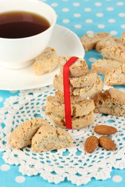 aromatik kurabiye cantuccini ve kahve üzerinde mavi masa örtüsü yakın çekim