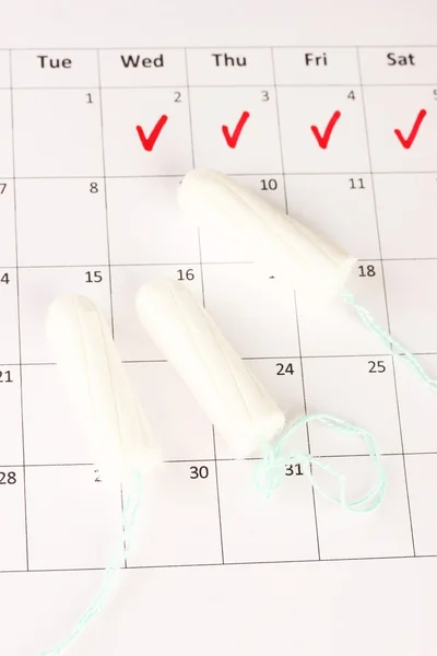 Menstruation calendar with cotton tampons, close-up — Stock Photo, Image