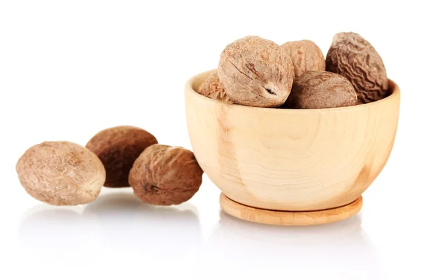 Мускатный орех в деревянном растворе, изолированном на белом — стоковое фото