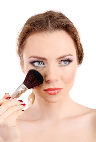 Retrato de mujer hermosa con cepillo de maquillaje para polvo, aislado en blanco —  Fotos de Stock