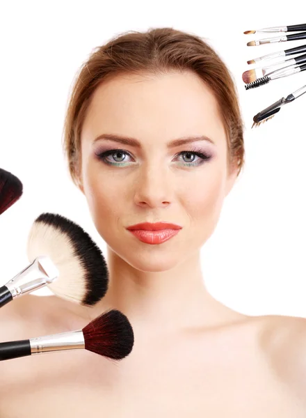 Portrét krásné ženy s make-up štětce, izolované na bílém — Stock fotografie