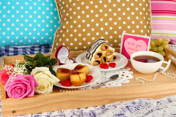 Breakfast in bed on Valentine's Day close-up — Stock Photo, Image