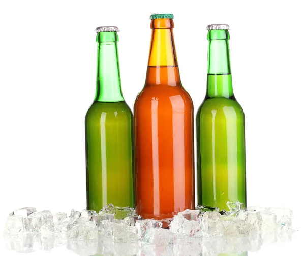 Bottiglie di birra in ghiaccio isolate su bianco — Foto Stock