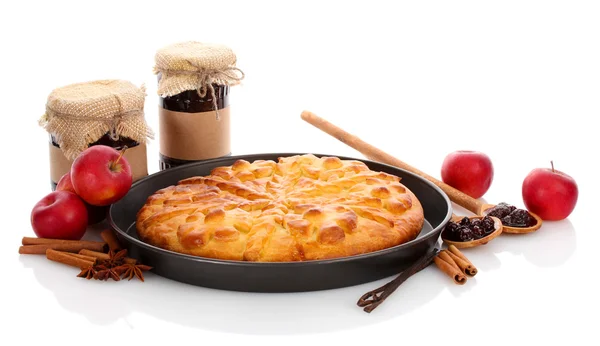 Smakelijk zelfgemaakte taart, appels en jam, geïsoleerd op wit — Stockfoto