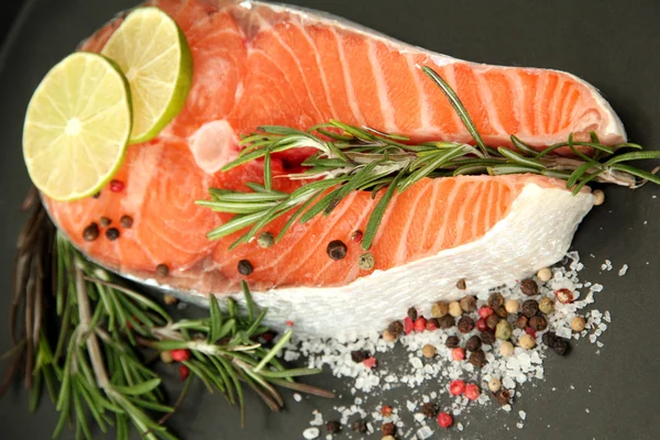 Bife de salmão fresco na panela, close-up — Fotografia de Stock