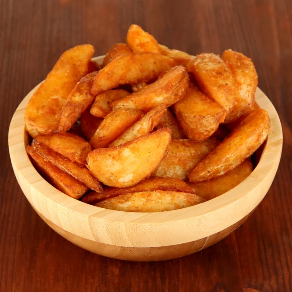 Smakelijk dorp aardappelen in kom op houten tafel close-up — Stockfoto