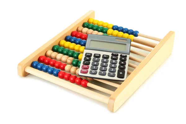 Abacus jasne drewniane zabawki i kalkulator, na białym tle — Zdjęcie stockowe