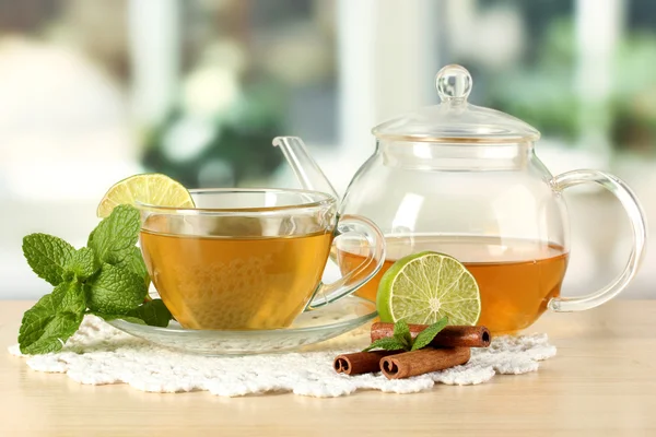 Çay nane, limon ve tarçın odasındaki masada — Stok fotoğraf