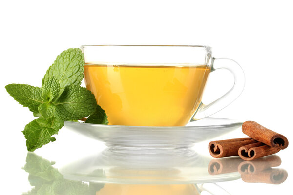 Чашка чая с мятой и корицей изолированы на белом
