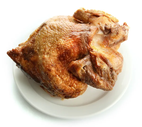 Sabroso pollo asado entero en plato, aislado en blanco — Foto de Stock