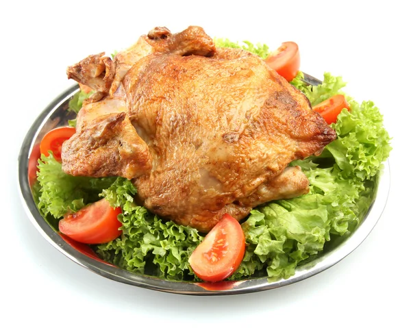 Leckere ganze gebratene Hühnchen auf Teller mit Gemüse, isoliert auf weiß — Stockfoto