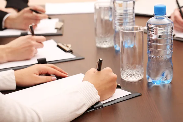 Nahaufnahme unternehmerischer Hände während der Teamarbeit — Stockfoto