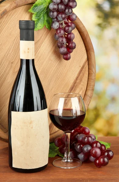 Composition of wine, wooden barrel and grape, on bright background — Stock Photo, Image