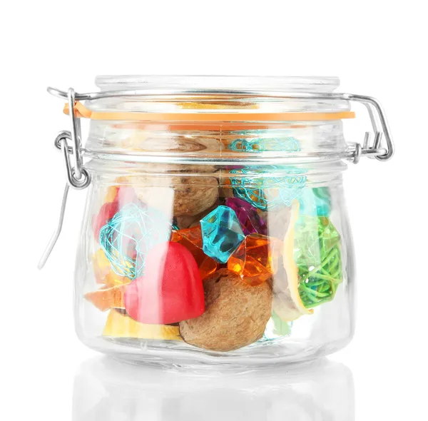 Arance secche, palline di vimini e altre decorazioni per la casa in vaso di vetro, isolate su bianco — Foto Stock