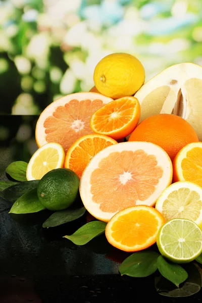 Mycket mogen citrus på svart bord på naturliga bakgrund — Stockfoto