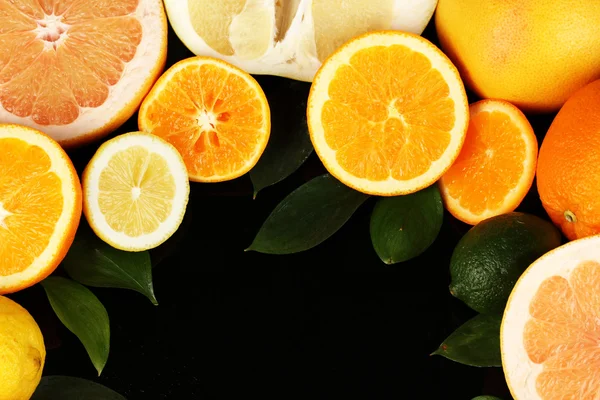 Hodně zralé citrusy, izolované na černém pozadí — Stock fotografie