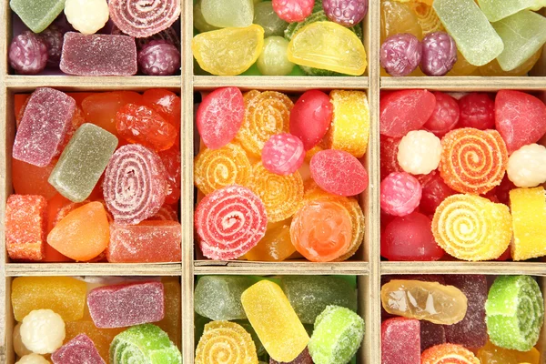 Bunte Bonbons in Holzkiste, Nahaufnahme — Stockfoto