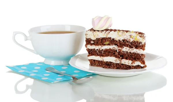 Eine Tasse Tee und leckeren Kuchen isoliert auf weiß — Stockfoto