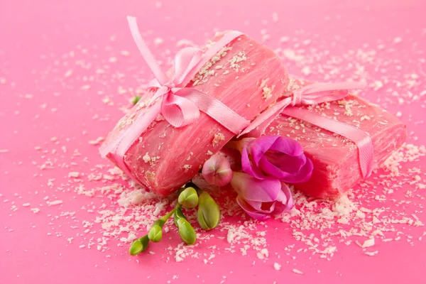 Sapone fatto a mano naturale, su sfondo rosa — Foto Stock