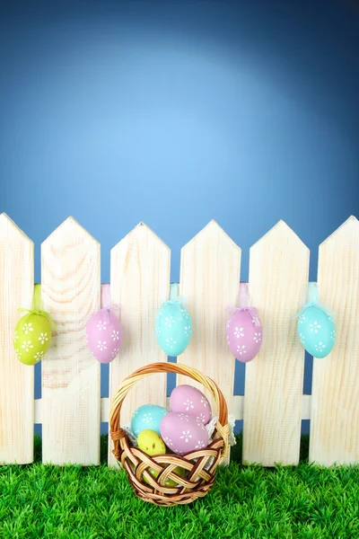 Arte fundo de Páscoa com ovos pendurados na cerca — Fotografia de Stock