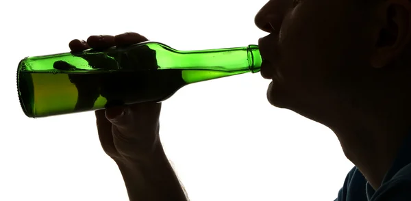 Silueta muže pít alkohol, izolované na bílém — Stock fotografie