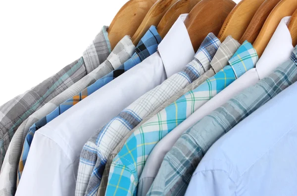 Camisas con corbatas en perchas de madera de cerca —  Fotos de Stock