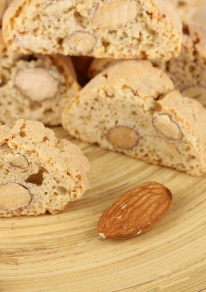 Galletas aromáticas cantuccini en placa de madera primer plano —  Fotos de Stock