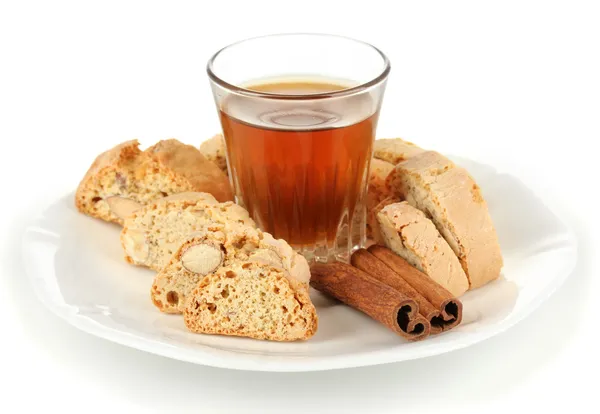 Galletas aromáticas cantuccini con vino aislado sobre blanco —  Fotos de Stock