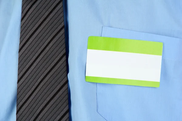 Etiqueta en blanco en camisa azul de hombre de negocios de cerca — Foto de Stock